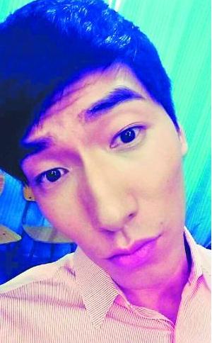 张亮自拍被指自黑脸长：歪着头镜头才能装下