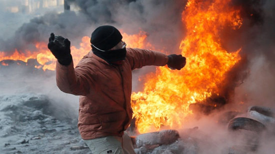 乌克兰反政府示威者无视政府妥协人群掷火焰弹