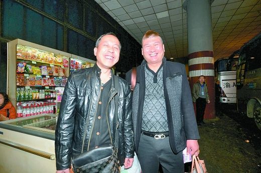 5万元失而复得，文彪(右)和徐剑很开心。 重庆晨报记者 胡杰 摄