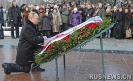 普京向公墓献花圈纪念列宁格勒解除围困（组图）