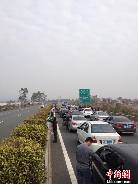 春运：广东15条高速公路拥堵有路段堵成停车场
