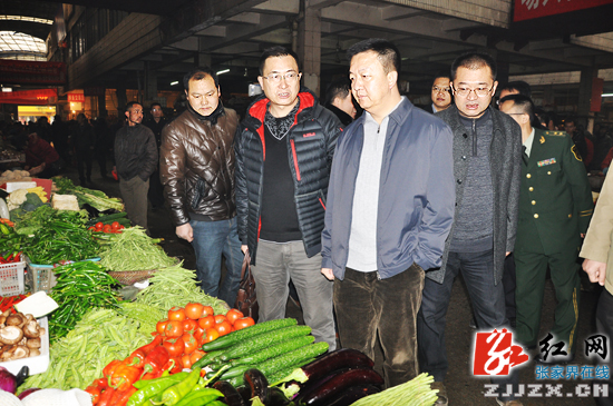 程丹峰深入张家界市中心城区检查春节市场供应工作