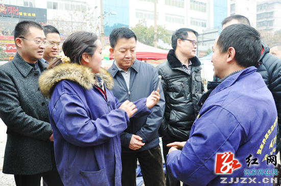 程丹峰深入张家界市中心城区检查春节市场供应工作