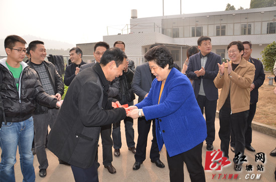 市领导周放良、杨广节前走访慰问岳塘区各界人士