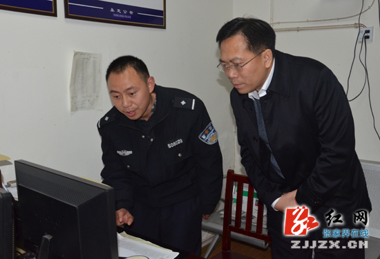 【警视窗】胡志文突击夜查巡防值班情况