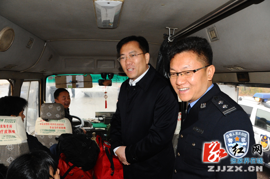 【警视窗】春节前夕 胡志文现场检查春运安全工作