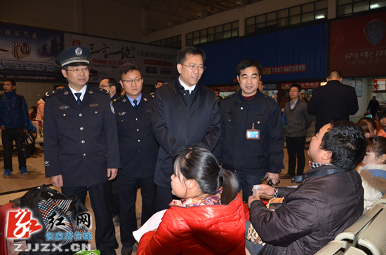 【警视窗】春节前夕 胡志文现场检查春运安全工作