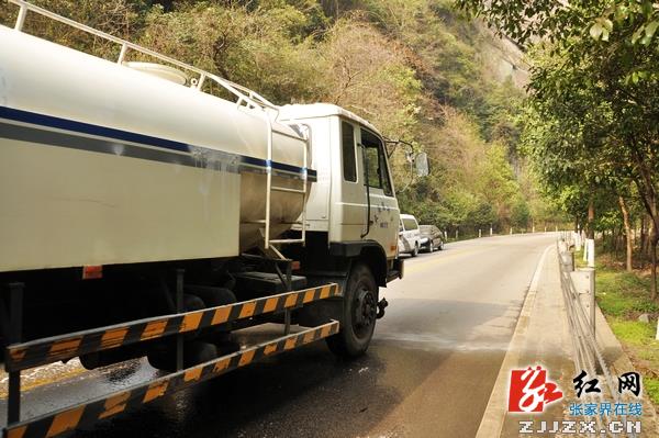 备战春节自驾游高峰 武陵源千名干部职工为交通主干道“美容”