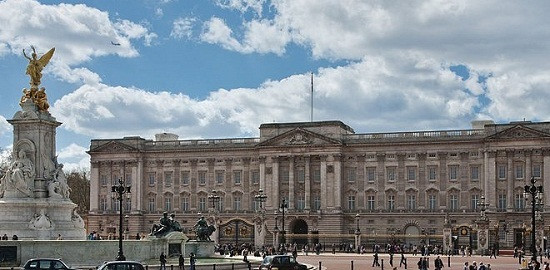 英王室宫殿多处年久失修雨天漏水用木桶接（图）