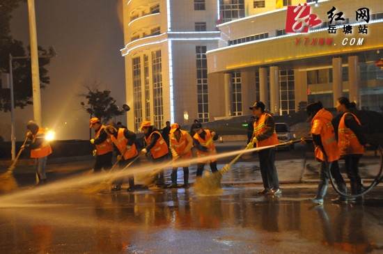 洁净迎新年 岳塘区开展夜间道路大清洗活动