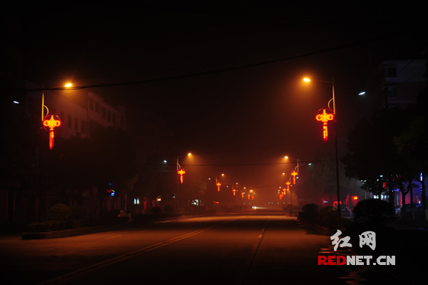 30日凌晨，安乡县城是不是可以听见吃“天亮饭”前放鞭炮的声音。