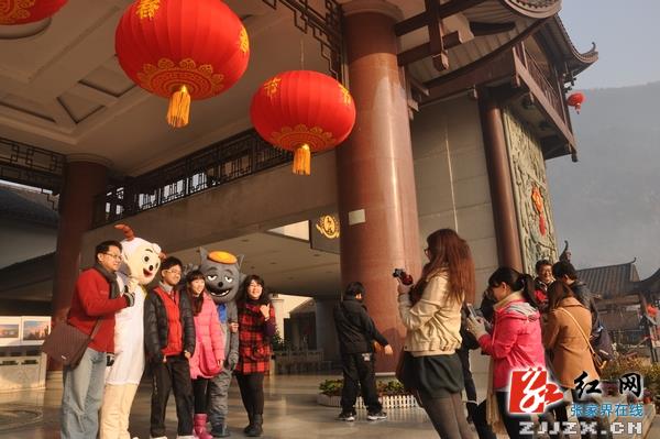 千名中外游客在武陵源欢乐过大年