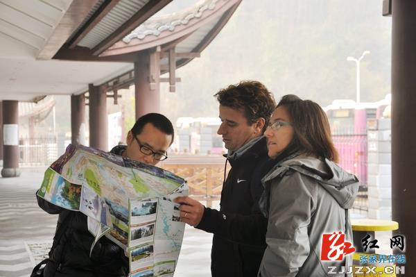 千名中外游客在武陵源欢乐过大年