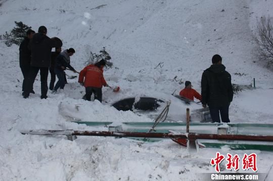 新疆伊犁赛果高速接连发生雪崩 3车被埋7人被困