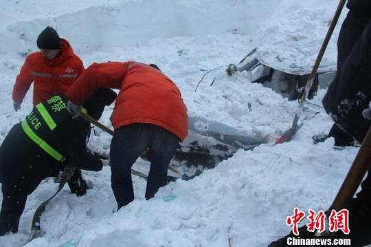 新疆伊犁赛果高速接连发生雪崩3车被埋7人被困