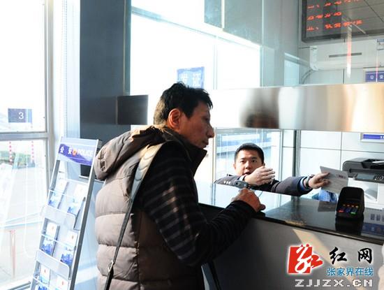张家界市公安局口岸签证（签注）大队迎来第一批办理签证的台胞
