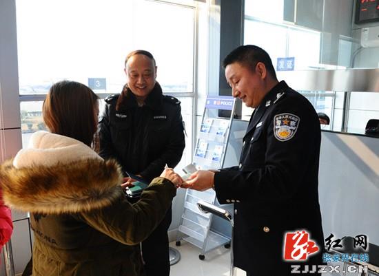 张家界市公安局口岸签证（签注）大队迎来第一批办理签证的台胞