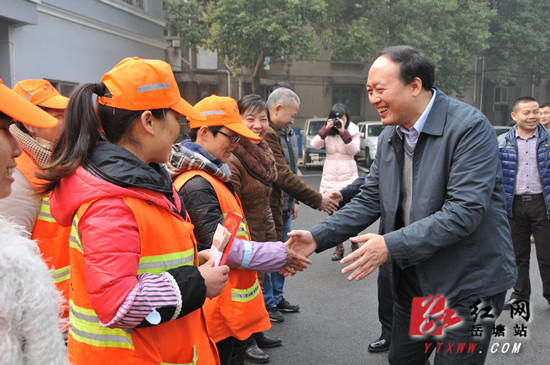 区领导慰问一线交警和环卫工人