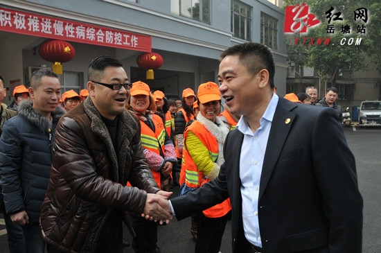区领导慰问一线交警和环卫工人