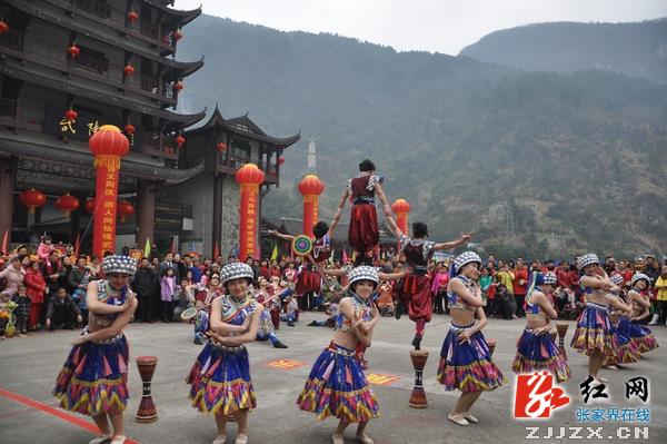 张家界核心景区多彩民俗闹新春醉游人