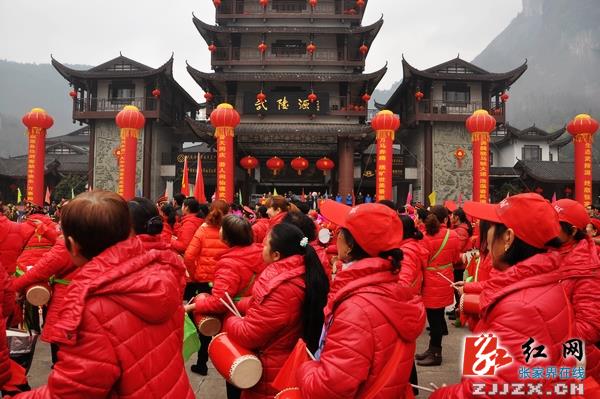 张家界核心景区多彩民俗闹新春醉游人