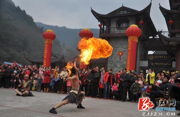 张家界核心景区多彩民俗闹新春醉游人