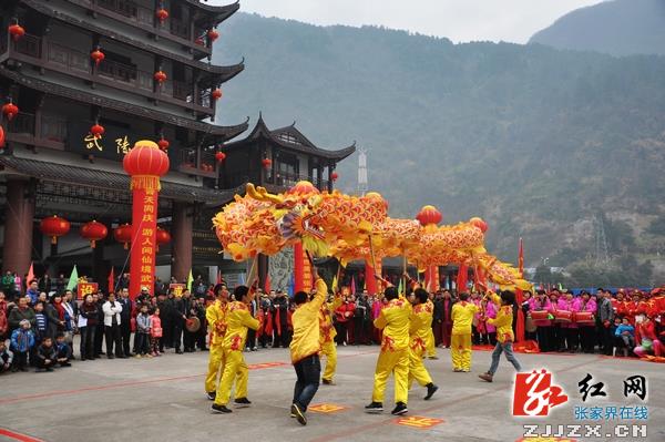 张家界核心景区多彩民俗闹新春醉游人