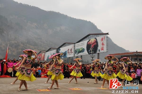 张家界核心景区多彩民俗闹新春醉游人