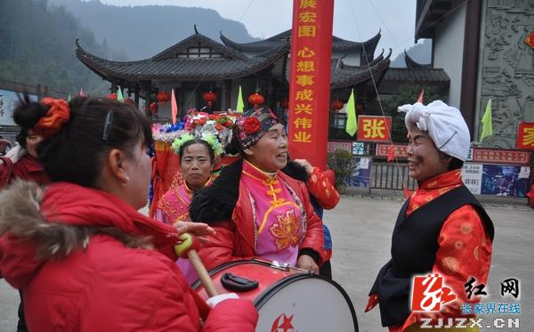 张家界核心景区多彩民俗闹新春醉游人