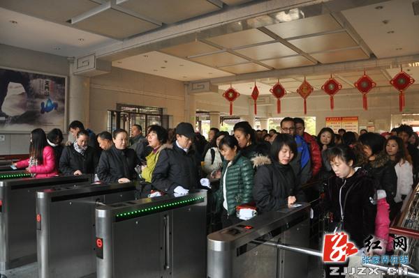 阳光明媚风景独好 张家界武陵源迎来春节黄金周客流小高峰