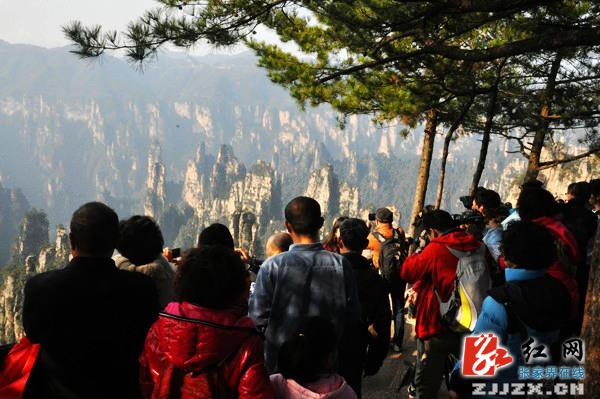 阳光明媚风景独好 张家界武陵源迎来春节黄金周客流小高峰