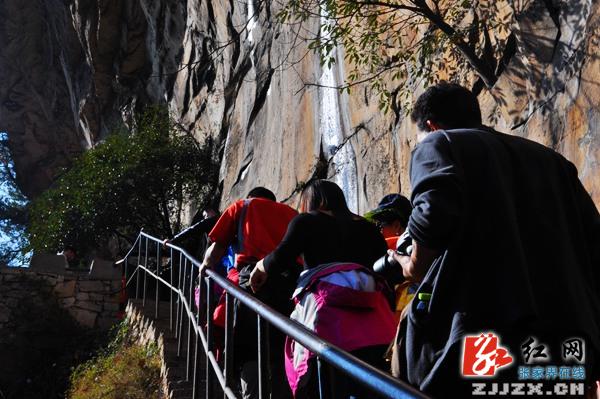 【欢乐春节】千名游客在武陵源争睹杨家界峰墙奇观