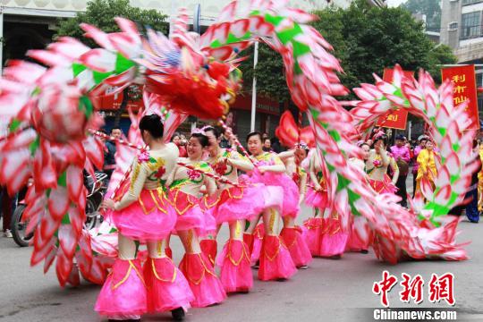 湖南洪江古商城春节年味浓初五祭财神人气旺（图）