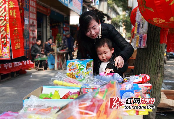 祭祖完毕，小郑带着3岁的儿子到县城挑玩具当新年礼物，孩子选了个轮子会发光的玩具车，乐疯了。过年，小老百姓有自己的过法。
