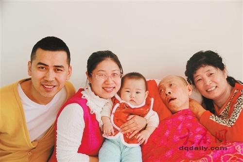 女子照顾唤醒植物人丈夫 一家三代其乐融融