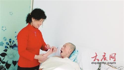 女子照顾唤醒植物人丈夫 一家三代其乐融融