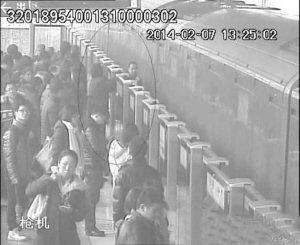 男子抢黄灯上地铁被夹。（视频截图）