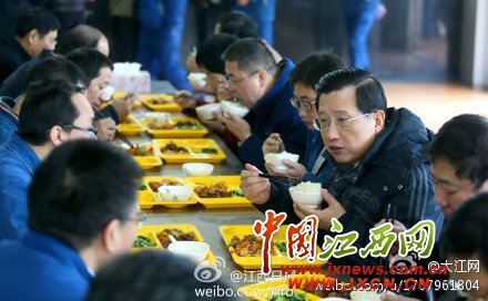 强卫在矿厂食堂与职工一起共进午餐。