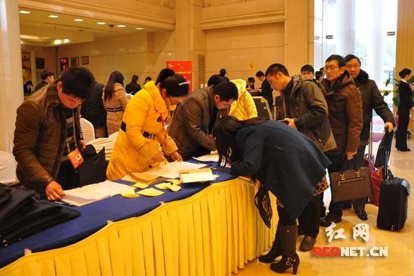 2月8日，湖南省政协委员陆续赶到长沙驻地报到。