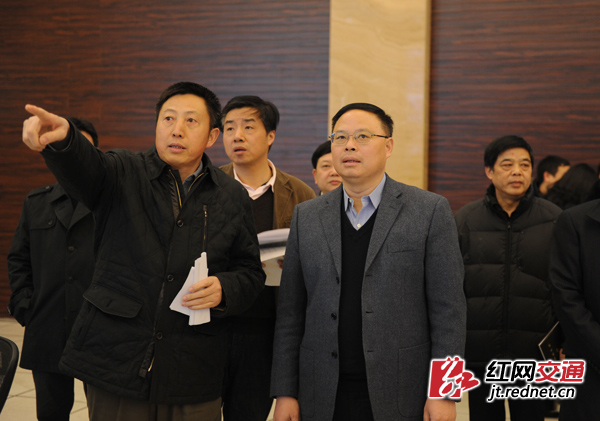 2月8日，湖南省副省长张剑飞来到湖南省高管局调研指导工作，看望慰问高速系统干部职工。图为张剑飞参观省高速公路监控指挥中心，并详细询问了省内部分高速公路实时通行情况及低温雨雪天气保畅情况。
