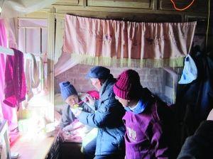 唐仕生在给符仁存喂饭通讯员袁嘉翊摄