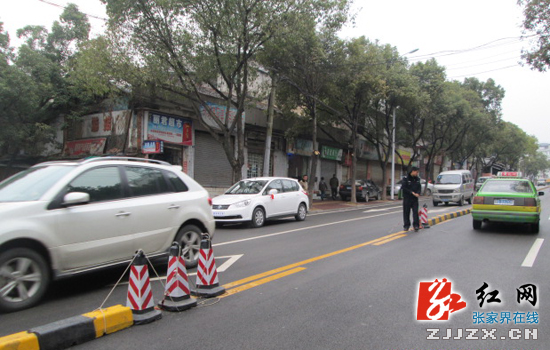 张家界市大桥路隔离墩玩“失踪” 司机图方便随意掉头
