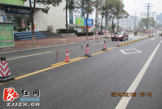 张家界市大桥路隔离墩玩“失踪” 司机图方便随意掉头