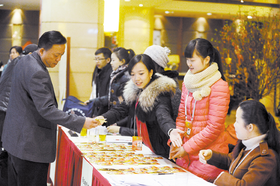 2月8日，潇湘华天宾馆委员住地工作人员热情为前来报到的委员服务。  （本报记者 曹劲风/摄）