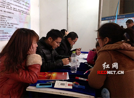 企业方派出多组工作人员，接受求职者咨询。