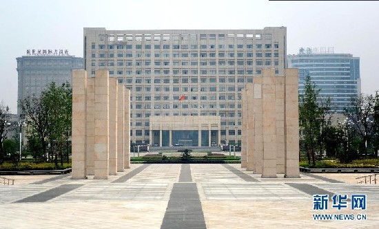资料图片：安徽省某县级市前两年以“商务中心”名义新建的市委、市政府办公大楼（2013年6月5日摄）。中央近期再次出台严规，禁止各地新建楼堂馆所。记者在各地走访发现，严令之下，明目张胆建办公楼的现象有所收敛，但一些地方和部门转而以“商务中心”“综合业务大楼”“市民服务中心”等各种名义暗度陈仓。奢华之风由明转暗，究其原因，错位的政绩观、权力观、金钱观是幕后推手。楼堂馆所为何严禁难止？如何遏制花样翻新的奢靡之风？记者进行追踪调查。 新华社发