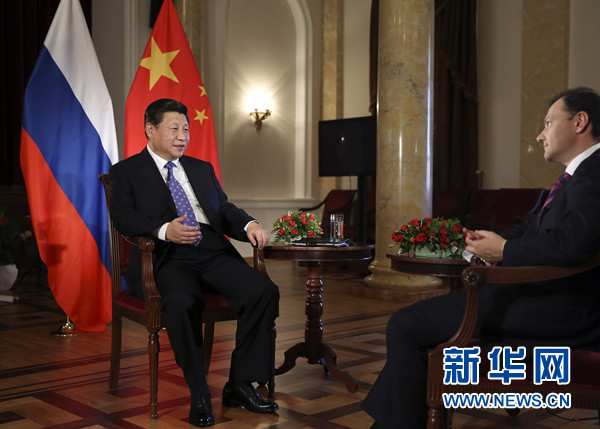 2月7日，国家主席习近平在俄罗斯索契接受俄罗斯电视台专访。新华社记者 兰红光 摄