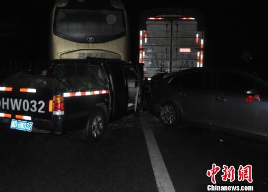 贵州持续凝冻：沪昆高速40车连环追尾致2死18伤