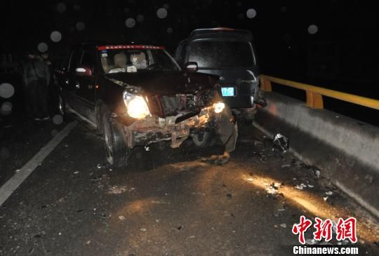 贵州持续凝冻：沪昆高速40车连环追尾 致2死18伤