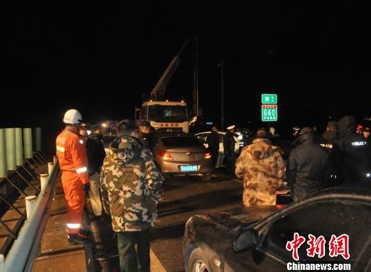 贵州持续凝冻：沪昆高速40车连环追尾 致2死18伤